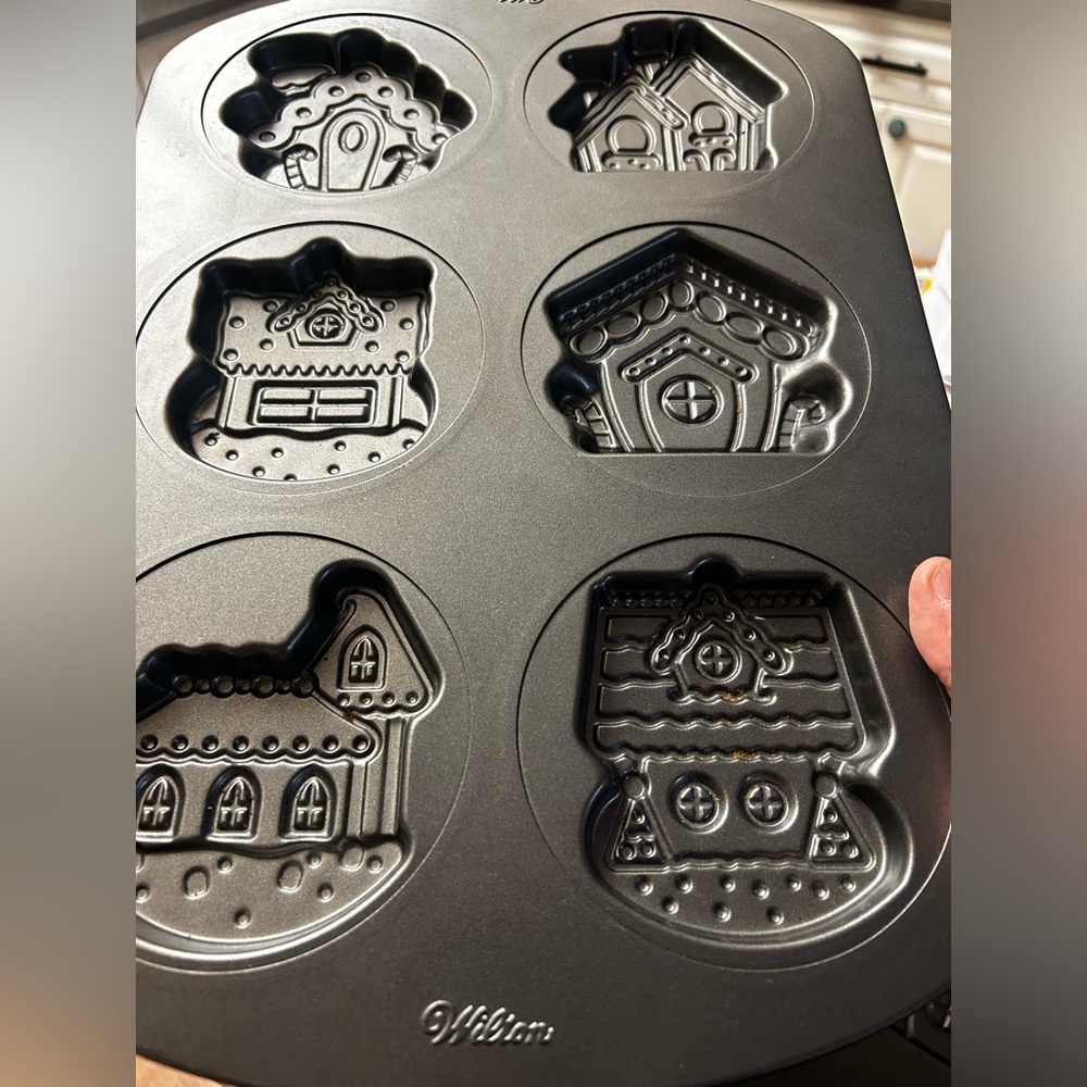 Wilton cookie/cake molds. 6 different Ginger breads houses.